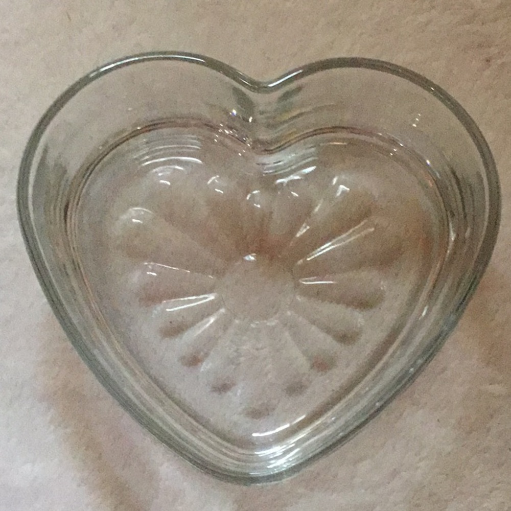 Clear Glass Heart Shaped Trinket Dish Sunburst Embossed Jewelry Bowl‎